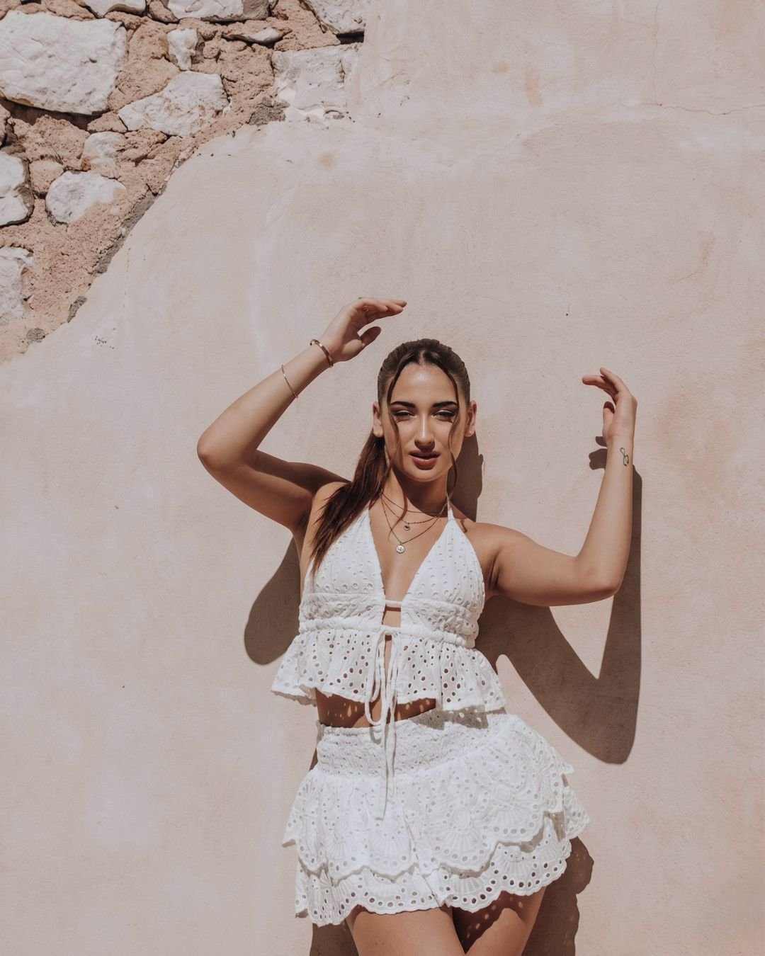Modelo luciendo un vestido de la colección de moda lino algodón La Costa en un entorno natural.
