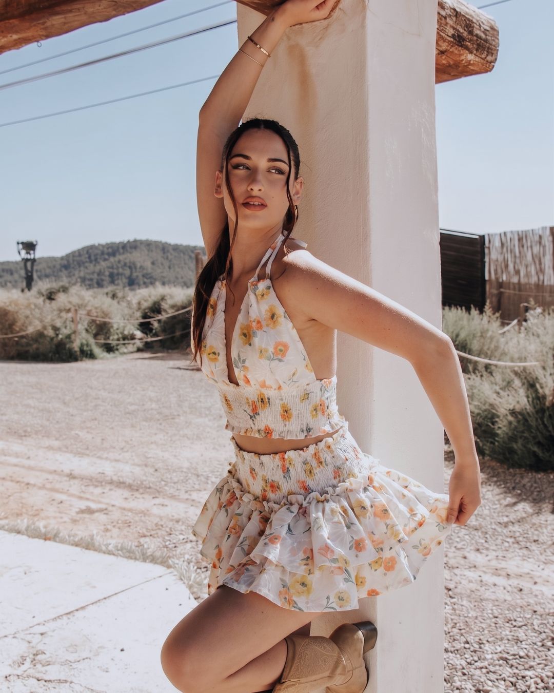 Conjunto Artesanal Bassa - Top Halter y Falda Floral Bordada