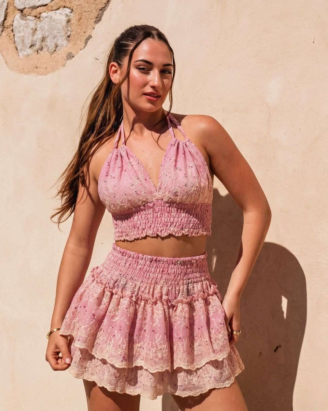 Conjunto boho chic rosa empolvado, top halter y falda con tejido calado y bordados florales, ideal para un estilo original.