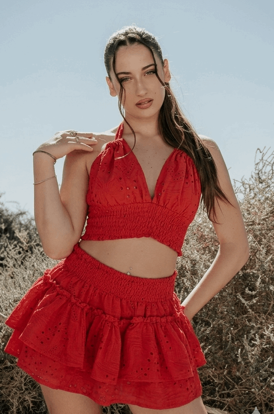 Conjunto algodón crop top falda roja, ideal para días soleados, confeccionado en 100% algodón con bordados perforados.